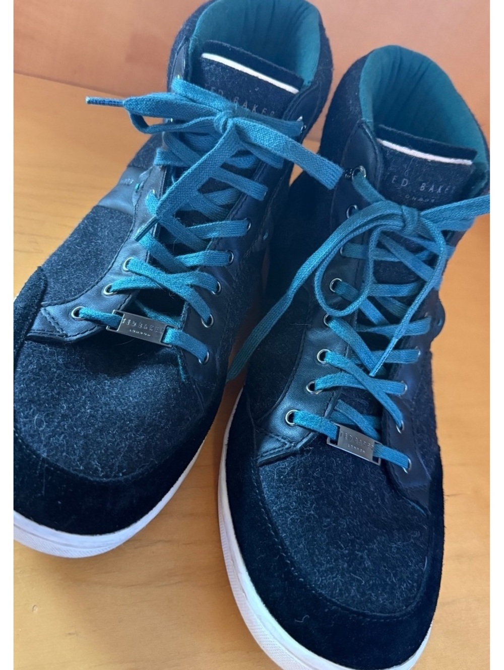 Ted Baker’s high top sneakers blk and green suede
